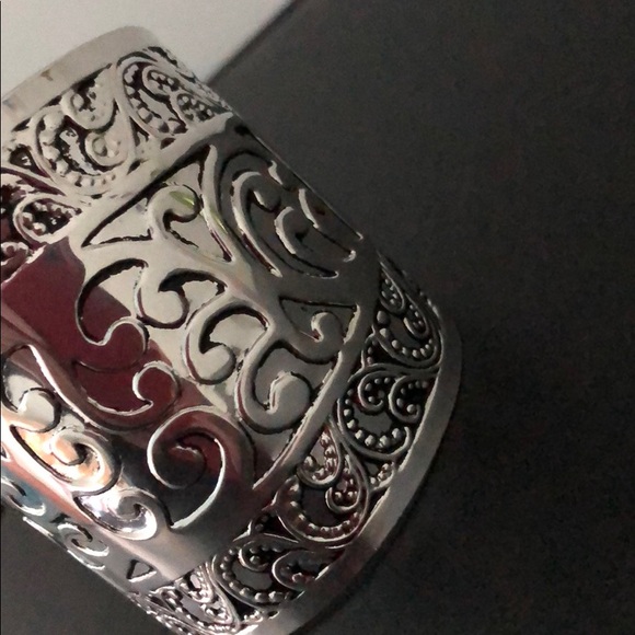 SILVER METAL CUFF BRACELET W/GORGEOUS DESIGN - Picture 11 of 13